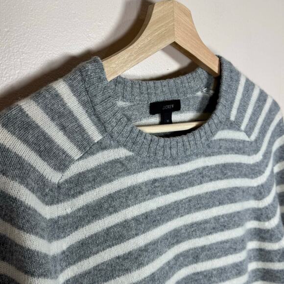 J. Crew Women’s Crewneck 100% Wool Gray White Stripe Medium Preppy Sweater - Picture 2 of 10